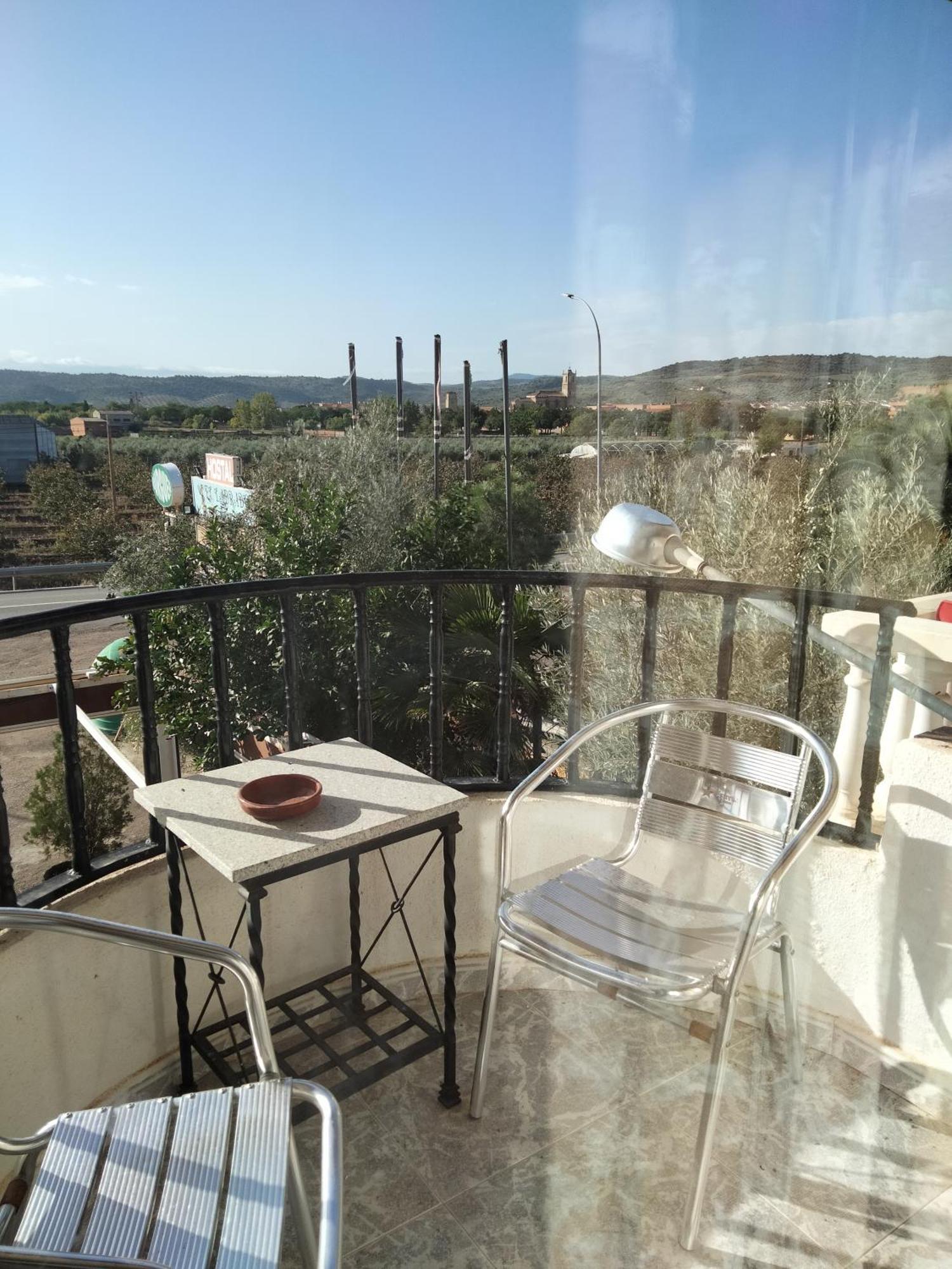 Hostal Restaurante El Labrador タラベラ・デ・ラ・レイナ エクステリア 写真